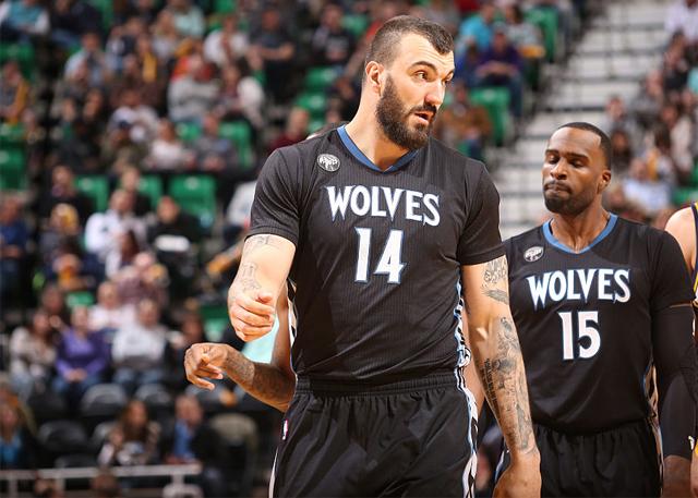 小帅看傻了！克勒贝尔疑似走步上篮打进 杜兰特场边疯狂模仿很疑惑（小帅看懵了！克勒贝尔疑似走步上篮得手，杜兰特场边夸张模仿一脸困惑）