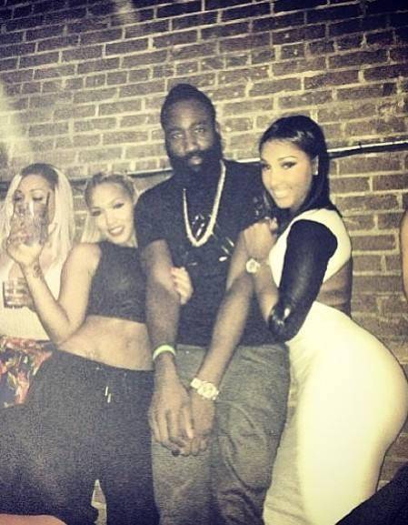 鲍威尔半场高效表现，成为球队得分王（鲍威尔半场高效输出，领跑球队得分）