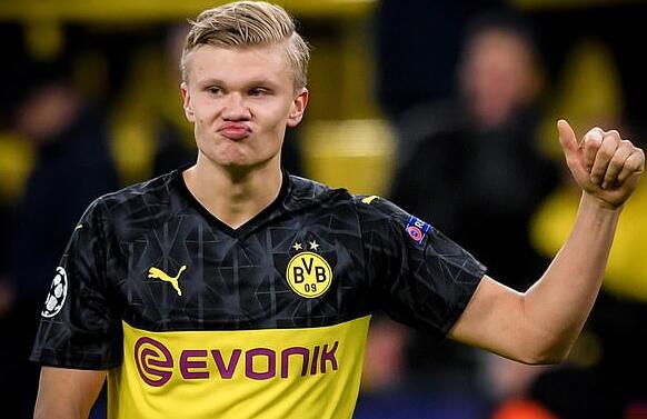 球迷举横幅感谢队长（球迷打出横幅致谢队长）